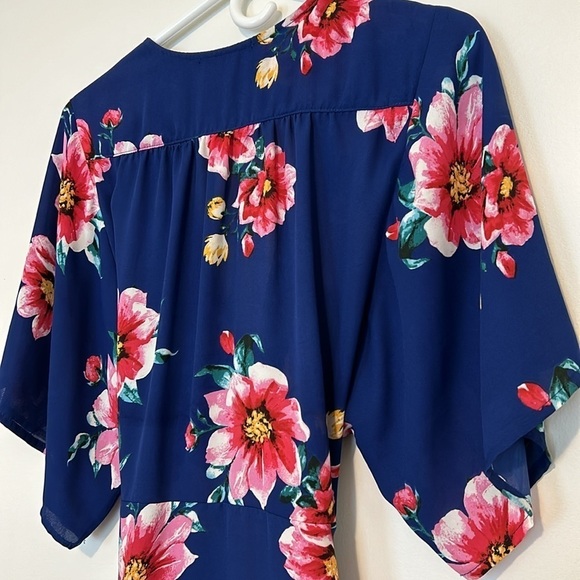 GibsonLook Blue Floral Mindy Wrap Blouse, Medium - Picture 7 of 10